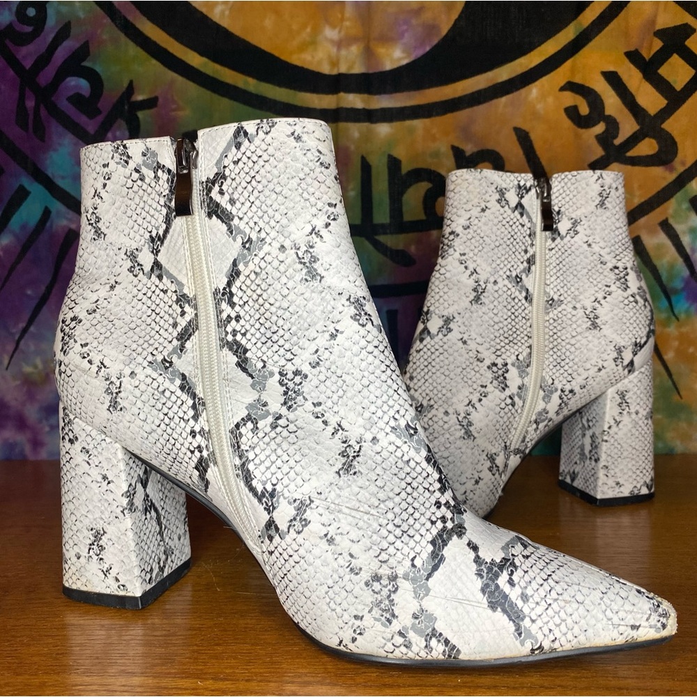 Snake-Skin Heeled Ankle Boots w Zipper by Therapy Size 10 Women’s White and Grey